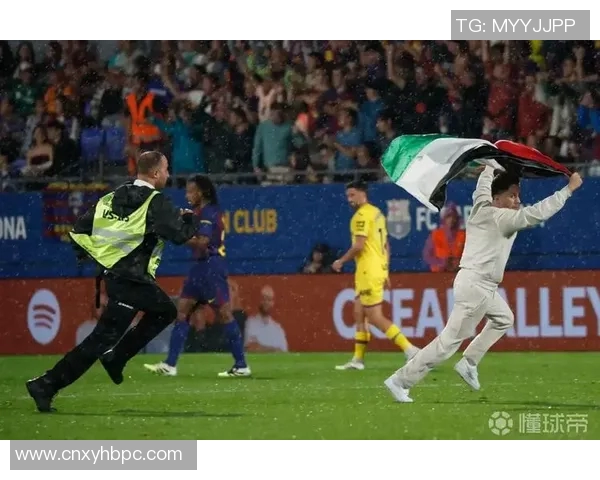 巴萨球员集体出国休假引发球迷不满,巴尔韦德火力全开训练队形